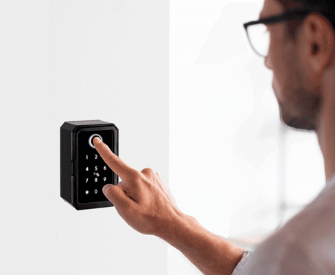 Turistas accediendo a apartamento con cerradura inteligente